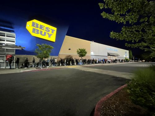 The line stretching across Barnes and Noble and beyond...